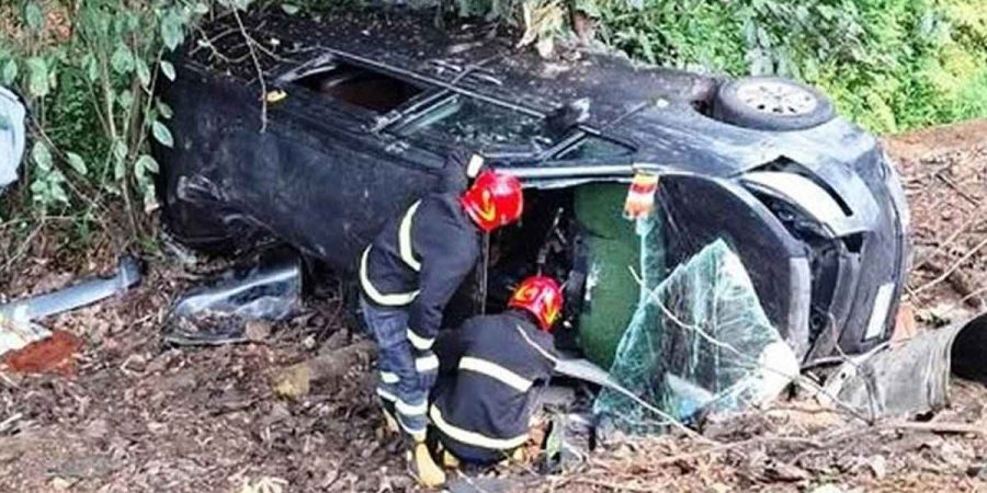 চট্টগ্রামে মাইক্রোবাস খাদে পড়ে নিহত ৩