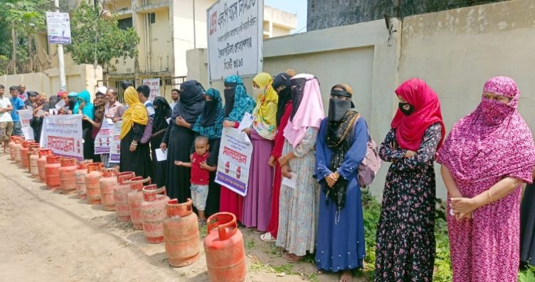 গোলাপগঞ্জে এলপিজি গ্যাস প্লান্ট থেকে সরকারি মূল্যে সিলিন্ডার না পাওয়ার প্রতিবাদে মানববন্ধন