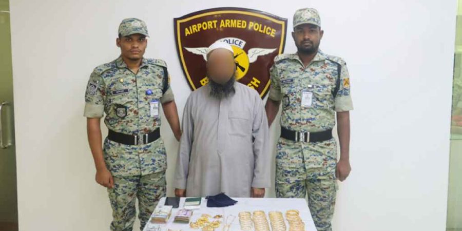 শাহজালালে কোটি টাকার সোনা ও বিদেশি মুদ্রাসহ ধরা হজ কাফেলার মোয়াল্লেম