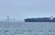 আটকাতে ব্যর্থ যুক্তরাষ্ট্র, বন্দরে নিরাপদে ইরানের চালবাহী জাহাজ