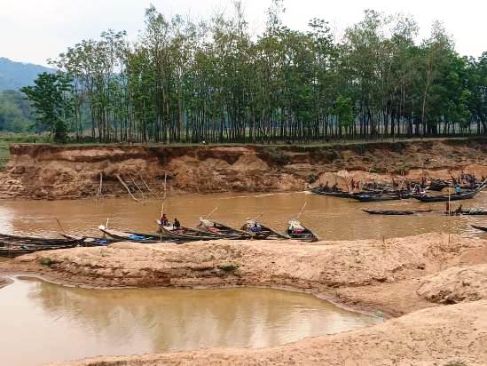 বড়গাং নদীতে ইজারা আইন লঙ্গন করে বালু উত্তোলন, নদী পাড়ের জনপদ মারাত্বক ঝুঁকিতে