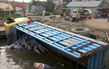 কিশোরগঞ্জে ফেরিতে ওঠার সময় নদীতে ট্রাক, প্রাণ গেল যুবকের