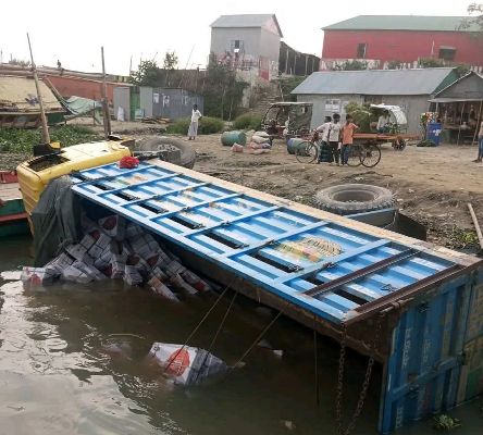 কিশোরগঞ্জে ফেরিতে ওঠার সময় নদীতে ট্রাক, প্রাণ গেল যুবকের
