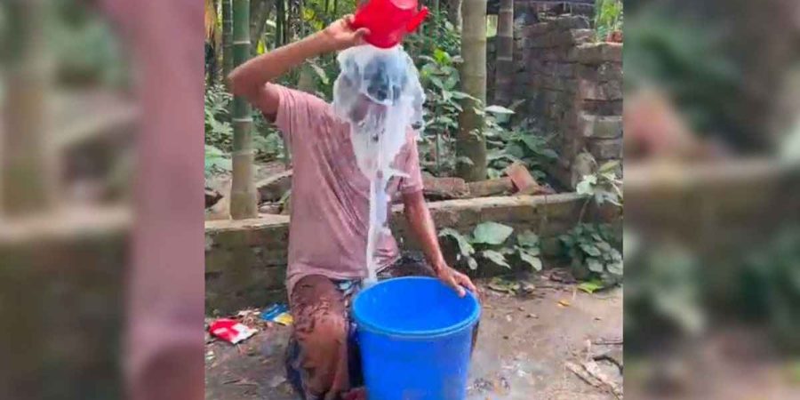অনলাইন জুয়ায় ৩০ লাখ টাকা খুইয়ে দুধ দিয়ে গোসল, ভিডিও ভাইরাল