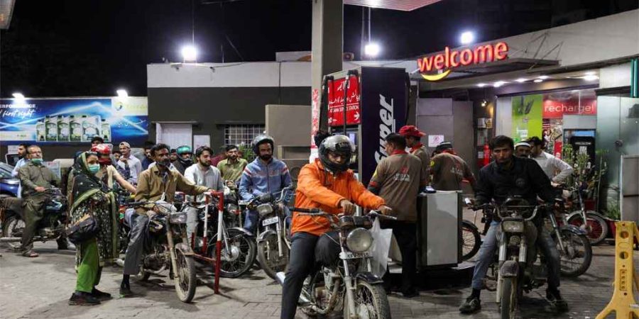 পাকিস্তানে এক রাতেই দ্বিগুণ বাড়ল জ্বালানি তেলের দাম