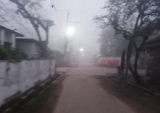 চৈত্রে ভোরের কুয়াশায় ঢেকে যায় পঞ্চগড়