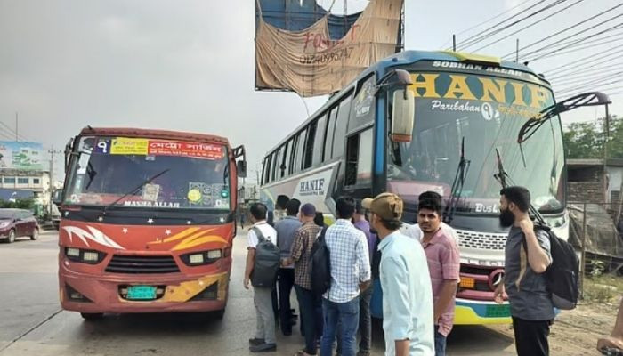 তেল শেষ হওয়ায় মাঝপথেই থেমে গেলো সিলেট থেকে ছেড়ে যাওয়া বাস