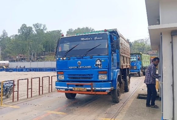 ঈদের পর সিলেটের তামাবিল স্থল বন্দর দিয়ে পাথর আমদানী শুরু