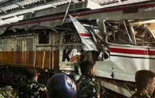 ইন্দোনেশিয়ায় দুই ট্রেনের ভয়াবহ সংঘর্ষ, নিহত ৪