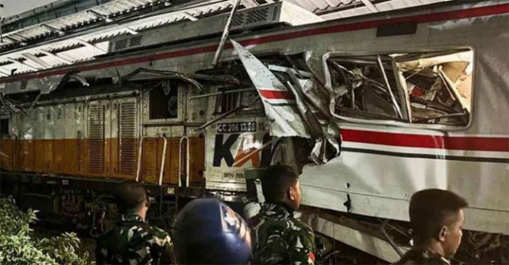 ইন্দোনেশিয়ায় দুই ট্রেনের ভয়াবহ সংঘর্ষ, নিহত ৪