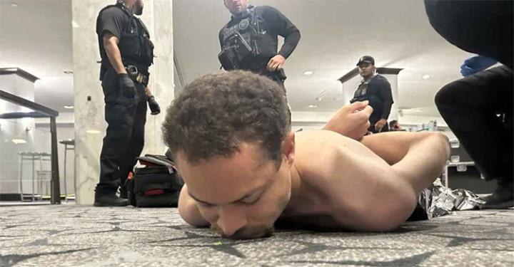 ট্রাম্পের অনুষ্ঠানস্থলের বাইরে বন্দুকধারীর গুলি, হামলাকারী আটক