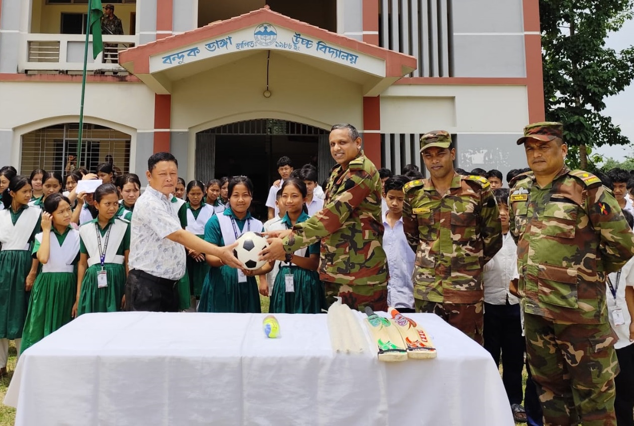 নানিয়ারচর জোন কর্তৃক বন্দুকভাঙ্গা উচ্চ বিদ্যালয়ের শিক্ষার্থীদের ক্রীড়া সামগ্রী বিতরণ