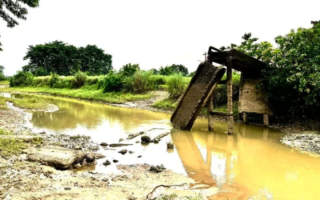 গোয়াইনঘাটে ভেঙে হেলে রয়েছে লালটিকির ব্রিজ, হাজারো মানুষের ঝুঁকি নিয়ে চলাচল