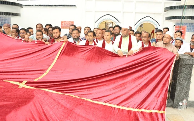 প্রধানমন্ত্রীর পক্ষে মাজারে গিলাফ ছড়ালেন সিসিক প্রশাসক