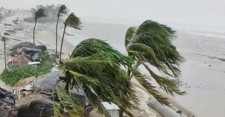 দেশের ৯ অঞ্চলে ঝড়ের আভাস, নদীবন্দরে সতর্ক সংকেত