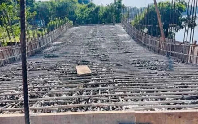 ফেঞ্চুগঞ্জে ঢালাই শেষ হতেই ধসে পড়ল কোটি টাকার সেতু