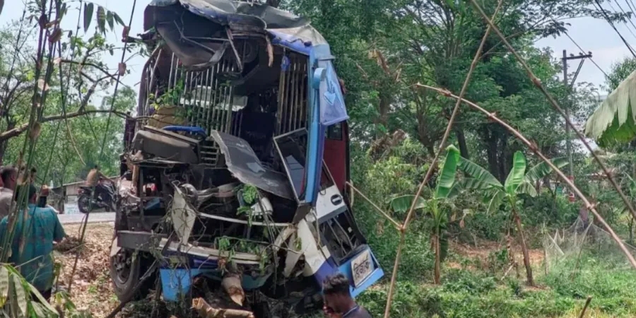 চট্টগ্রামে দুই বাসের সংঘর্ষে নিহত ৪