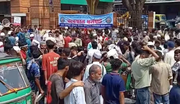 ফুটপাতে বসার দাবিতে সিলেটে থালা হাতে হকারদের অবস্থান