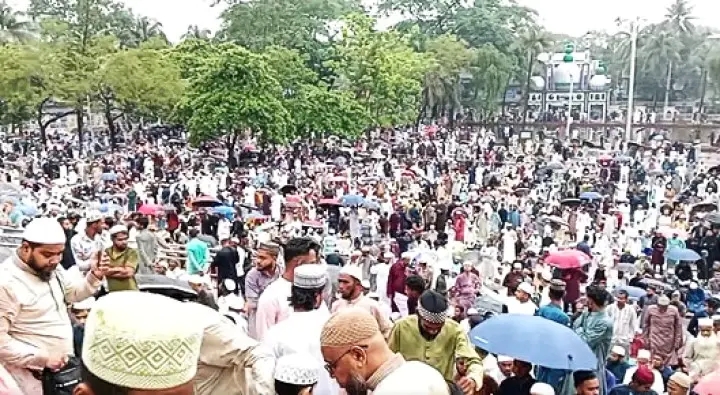 সিলেটের শাহী ঈদগাহে বৃষ্টিতে ভিজে ঈদুল আজহার জামায়াত আাদায়
