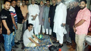 দুর্বৃত্তের হামলায় আহত ব্যবসায়ীর শয্যাপাশে দোকান মালিক সমিতি সিলেট জেলা শাখার নেতৃবৃন্দ