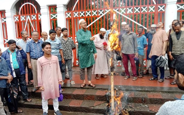 শিশু ধর্ষণকারীদের প্রতিকী কুশপুত্তলিকা দাহ ও স্মারকলিপি প্রদান