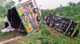 ঢাকা-টাঙ্গাইল মহাসড়কে ট্রাক উল্টে নিহত ১৬