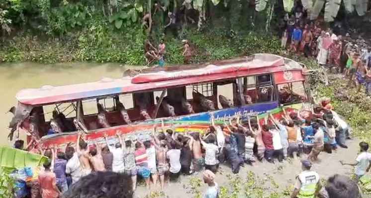 কুষ্টিয়ায় বাস-ট্রাকের সংঘর্ষে নিহত ৩, আহত ২৫