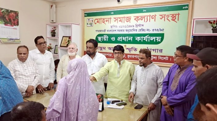 সিলেটে বয়স্ক মায়েদের মাঝে নগদ অর্থ বিতরণ