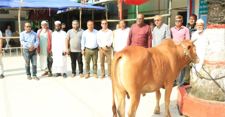 হযরত শাহজালাল (রহ.) মাজারে প্রধানমন্ত্রীর উপহার হস্তান্তর করলেন সিসিক প্রশাসক