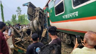 চট্টগ্রাম থেকে সিলেটে আসা ট্রেনের সঙ্গে ট্রাকের সংঘর্ষ, রেল যোগাযোগ বন্ধ