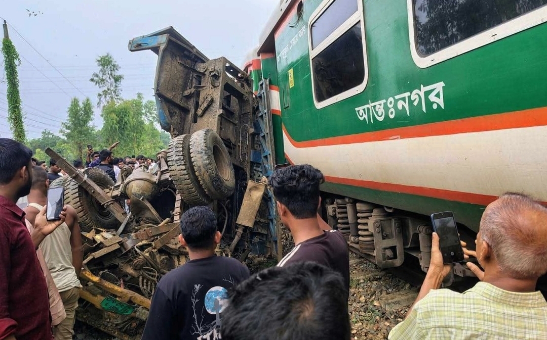 চট্টগ্রাম থেকে সিলেটে আসা ট্রেনের সঙ্গে ট্রাকের সংঘর্ষ, রেল যোগাযোগ বন্ধ