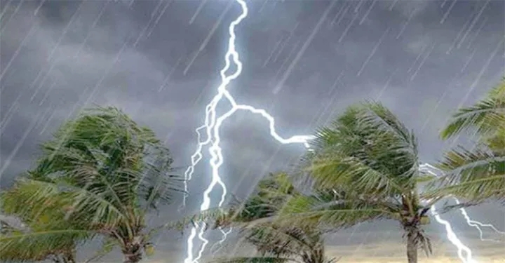 আজ রাতে দেশের ১২ অঞ্চলে ঝড় ও বজ্রবৃষ্টির আভাস