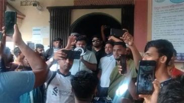 জগন্নাথপুরে ঘন ঘন লোডশেডিংয়ের প্রতিবাদে বিদ্যুৎ অফিস ঘেরাও