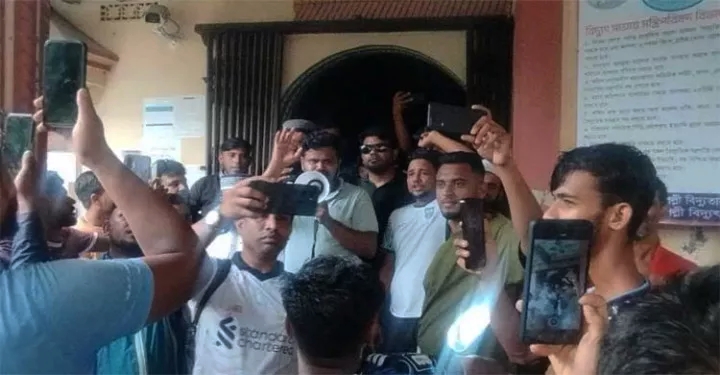 জগন্নাথপুরে ঘন ঘন লোডশেডিংয়ের প্রতিবাদে বিদ্যুৎ অফিস ঘেরাও