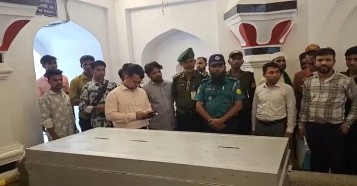 শাহজালাল মাজারে প্রশাসনের দানবাক্স, নিরাপত্তায় আনসার সদস্য মোতায়েন