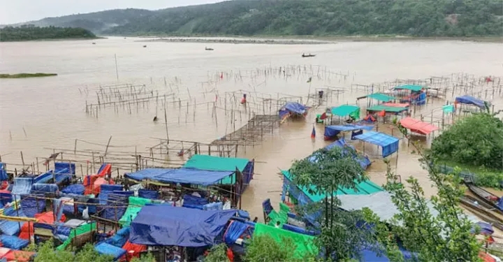 পাহাড়ি ঢলে বিপর্যস্ত জাফলংয়ের পর্যটন ব্যবসায়ীরা