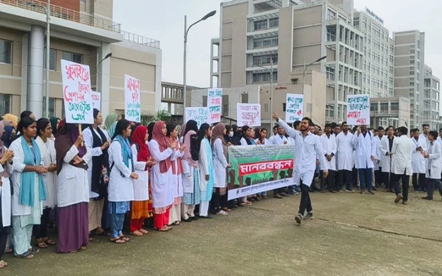 সুনামগঞ্জ মেডিকেল কলেজ হাসপাতাল কার্যক্রম চালুর দাবিতে টানা তৃতীয় দিনের বিক্ষোভ
