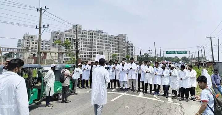 মেডিকেল শিক্ষার্থীদের সুনামগঞ্জ-সিলেট সড়ক অবরোধ