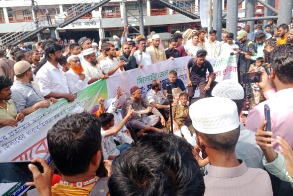 সাবেক ডিসি সারওয়ার আলমকে পুনর্বহালের দাবিতে সিলেটে সমাবেশ ও রাস্তা অবরোধ