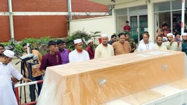ওসমানী বিমানবন্দরে ৬ প্রবাসীর লাশবাহী কফিনের পাশে সিলেট জামায়াত নেতৃবৃন্দ