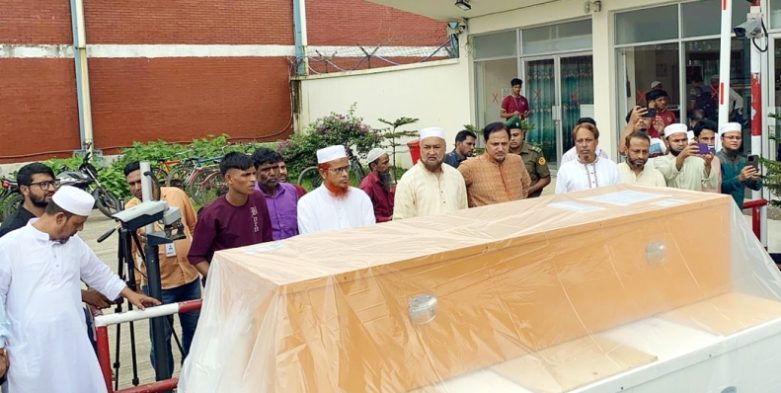 ওসমানী বিমানবন্দরে ৬ প্রবাসীর লাশবাহী কফিনের পাশে সিলেট জামায়াত নেতৃবৃন্দ