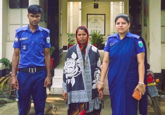 তাহিরপুর সীমান্তে বৈদেশিক মুদ্রা মদ বিয়ারসহ নারী আটক