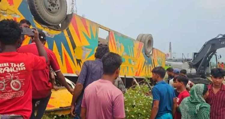 ব্রাহ্মণবাড়িয়ায় নিয়ন্ত্রণ হারিয়ে খাদে উল্টে পড়ল বাস, নিহত ৪