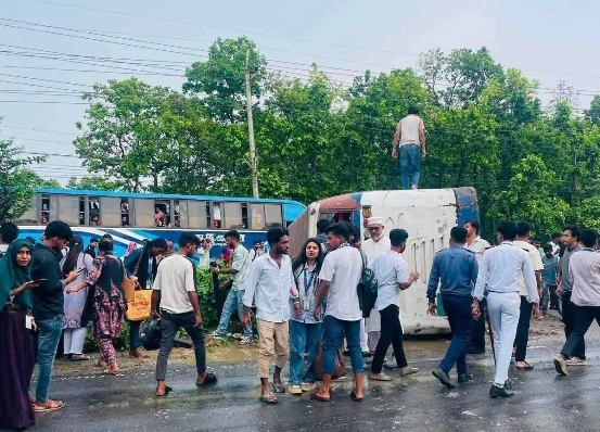 গাজীপুরে উত্তরা ইউনিভার্সিটির বাস উল্টে ২৪ শিক্ষার্থী আহত