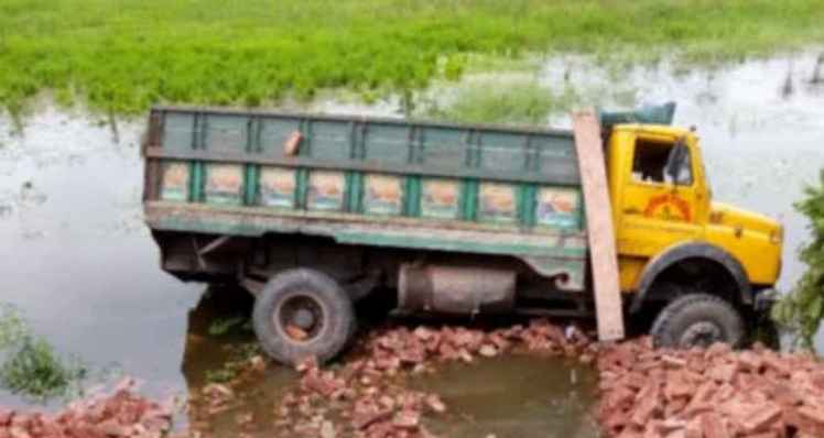 ট্রাক উল্টে খালে পড়ে দুই যুবক নিহত