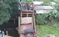 ভোলায় ব্রিজ ভেঙে বালুবাহী ট্রলি খালে পড়ে চালক নিহত