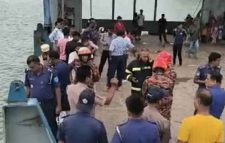 দৌলতদিয়া ফেরিঘাটে পন্টুন থেকে পদ্মায় পড়ে গেল বাস