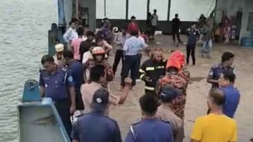 দৌলতদিয়া ফেরিঘাটে পন্টুন থেকে পদ্মায় পড়ে গেল বাস