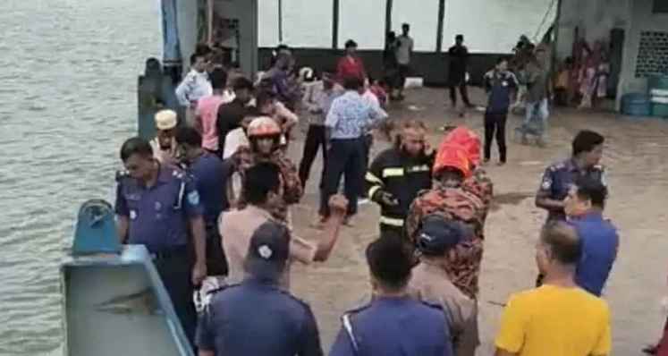 দৌলতদিয়া ফেরিঘাটে পন্টুন থেকে পদ্মায় পড়ে গেল বাস