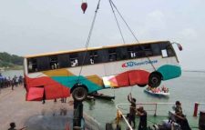 দৌলতদিয়ায় ফেরি থেকে পড়ে যাওয়া বাস উদ্ধার, হাসপাতালে ভর্তি চালক-সহকারী